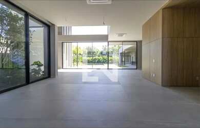 Imagem: A casa em condomínio possui 4 Dormitórios, 5 Banheiros, 2