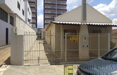 Imagem: A casa possui 1 Dormitório, 1 Banheiro, 1 Vaga na garagem