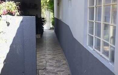 Imagem: A casa possui 3 Dormitórios, 1 Banheiro, 1 Vaga na garagem