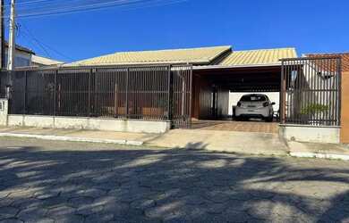 Imagem: A casa possui 2 Dormitórios, 2 Banheiros, 3 Vagas na garagem