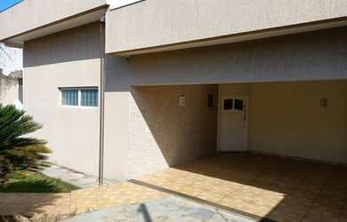 Imagem: A casa possui 3 Dormitórios, 5 Banheiros, 3 Vagas na garagem