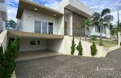 Imagem: A casa em condomínio possui 3 Dormitórios, 4 Banheiros, 2