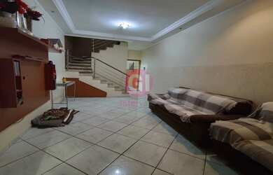 Imagem: A casa possui 3 Dormitórios, 3 Banheiros, 2 Vagas na garagem