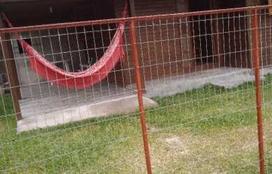 Imagem: A casa possui 3 Dormitórios, 1 Banheiro, 1 Vaga na garagem