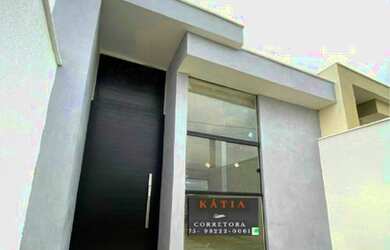 Imagem: A casa possui 3 Dormitórios, 2 Banheiros, 2 Vagas na garagem