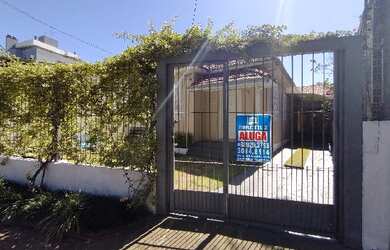 Imagem: A casa possui 2 Dormitórios, 1 Banheiro, 2 Vagas na garagem
