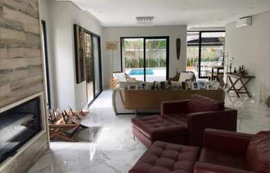 Imagem: A casa em condomínio possui 4 Dormitórios, 5 Banheiros, 3