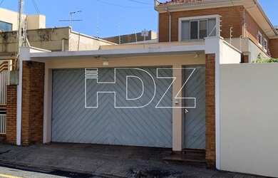 Imagem: A casa possui 3 Dormitórios, 3 Banheiros, 4 Vagas na garagem