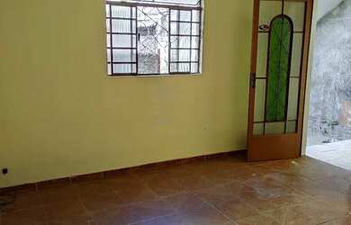 Imagem: A casa possui 2 Dormitórios, 1 Banheiro, 1 Vaga na garagem