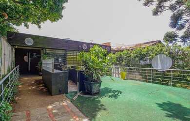 Imagem: A casa possui 4 Dormitórios, 5 Banheiros, 3 Vagas na garagem