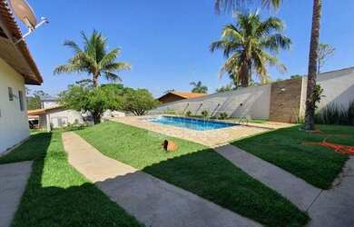 Imagem: A casa possui 4 Dormitórios, 3 Banheiros, 2 Vagas na garagem