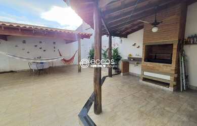 Imagem: A casa possui 3 Dormitórios, 4 Banheiros, 3 Vagas na garagem