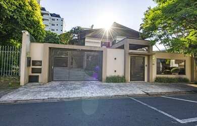 Imagem: A casa possui 3 Dormitórios, 2 Banheiros, 3 Vagas na garagem