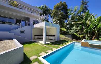 Imagem: A casa em condomínio possui 4 Dormitórios, 5 Banheiros, 4