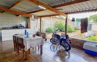 Imagem: A casa possui 3 Dormitórios, 2 Banheiros, 1 Vaga na garagem