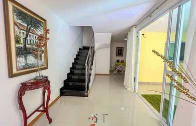 Imagem: A casa possui 3 Dormitórios, 2 Banheiros, 2 Vagas na garagem