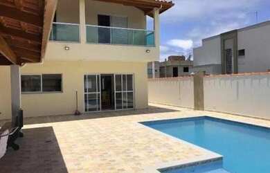 Imagem: A casa possui 3 Dormitórios, 2 Banheiros, 1 Vaga na garagem