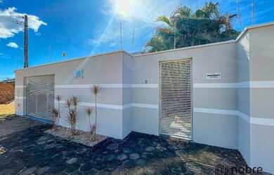 Imagem: A casa possui 3 Dormitórios, 2 Banheiros, 4 Vagas na garagem