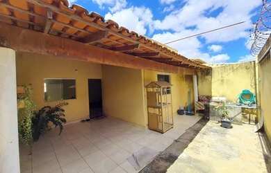 Imagem: A casa possui 3 Dormitórios, 1 Banheiro, 2 Vagas na garagem