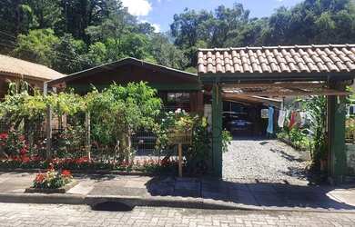 Imagem: A casa possui 5 Dormitórios, 2 Banheiros, 2 Vagas na garagem