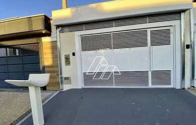 Imagem: A casa possui 2 Dormitórios, 2 Banheiros, 2 Vagas na garagem