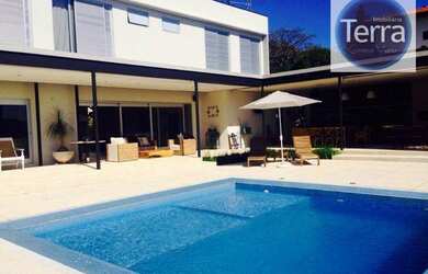 Imagem: A casa em condomínio possui 4 Dormitórios, 5 Banheiros, 3