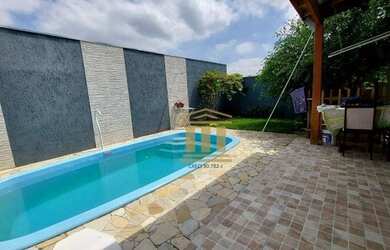 Imagem: A casa possui 4 Dormitórios, 2 Banheiros, 3 Vagas na garagem