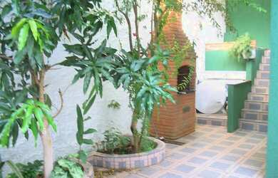 Imagem: A casa possui 4 Dormitórios, 5 Banheiros, 5 Vagas na garagem