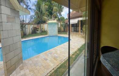 Imagem: A casa em condomínio possui 5 Dormitórios, 5 Banheiros, 850m²