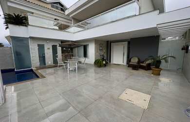 Imagem: A casa em condomínio possui 4 Dormitórios, 5 Banheiros, 3