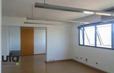 Imagem: Conjunto comercial em Pinheiro perto do metrô Fradique Coutinho