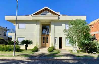 Imagem: A casa em condomínio possui 4 Dormitórios, 5 Banheiros, 5