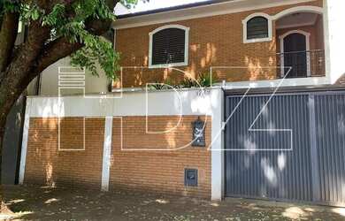 Imagem: A casa possui 3 Dormitórios, 5 Banheiros, 2 Vagas na garagem