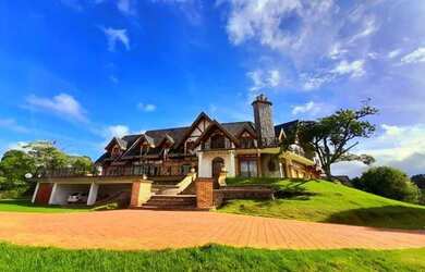 Imagem: A casa possui 4 Dormitórios, 5 Banheiros, 4 Vagas na garagem