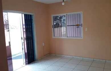 Imagem: A casa possui 2 Dormitórios, 1 Banheiro, 1 Vaga na garagem