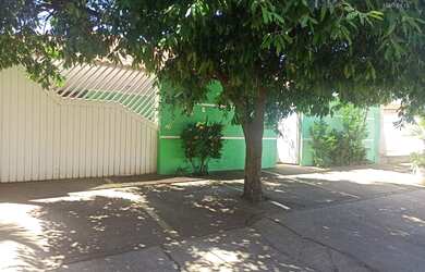 Imagem: A casa possui 3 Dormitórios, 3 Banheiros, 4 Vagas na garagem