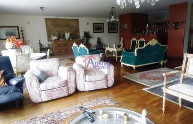 Imagem: A casa possui 5 Dormitórios, 5 Banheiros, 5 Vagas na garagem