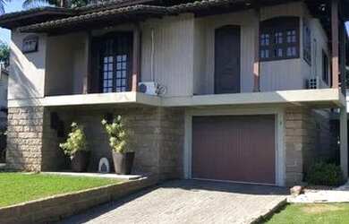 Imagem: A casa possui 3 Dormitórios, 3 Banheiros, 2 Vagas na garagem