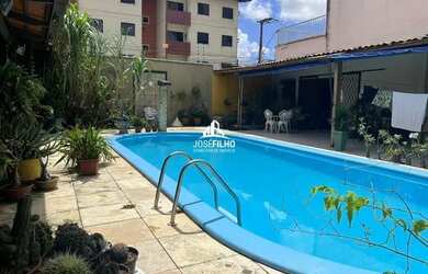 Imagem: A casa possui 4 Dormitórios, 3 Banheiros, 5 Vagas na garagem