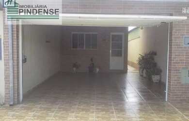 Imagem: A casa possui 3 Dormitórios, 2 Banheiros, 2 Vagas na garagem