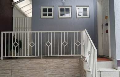 Imagem: A casa possui 2 Dormitórios, 2 Banheiros, 2 Vagas na garagem