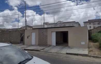 Imagem: A casa possui 2 Dormitórios, 1 Banheiro e 3 Vagas na garagem