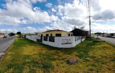 Imagem: A casa possui 3 Dormitórios, 2 Banheiros, 5 Vagas na garagem