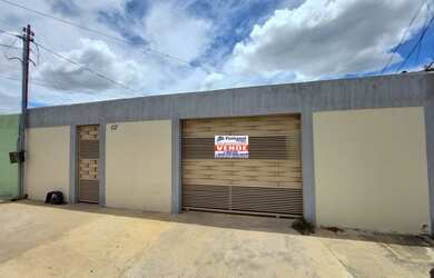 Imagem: A casa possui 2 Dormitórios, 2 Banheiros, 2 Vagas na garagem