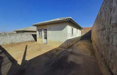 Imagem: A casa possui 2 Dormitórios, 1 Banheiro, 2 Vagas na garagem