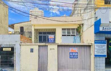 Imagem: A casa possui 3 Dormitórios, 1 Banheiro, 2 Vagas na garagem