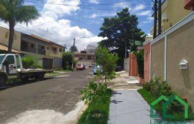 Imagem: A casa possui 3 Dormitórios, 3 Banheiros, 4 Vagas na garagem