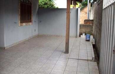 Imagem: A casa possui 3 Dormitórios, 2 Banheiros, 3 Vagas na garagem