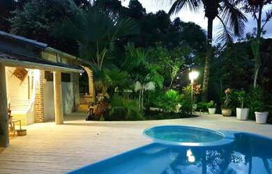 Imagem: A casa possui 4 Dormitórios, 2 Banheiros, 3 Vagas na garagem