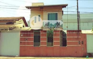 Imagem: A casa possui 4 Dormitórios, 3 Banheiros, 2 Vagas na garagem